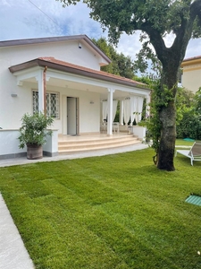 Villa a Pietrasanta, 7 locali, 2 bagni, giardino privato, arredato