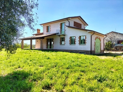 Villa a Pietrasanta, 7 locali, 2 bagni, giardino privato, posto auto