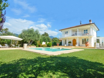 Villa a Forte dei Marmi, 7 locali, 5 bagni, giardino privato, 320 m²