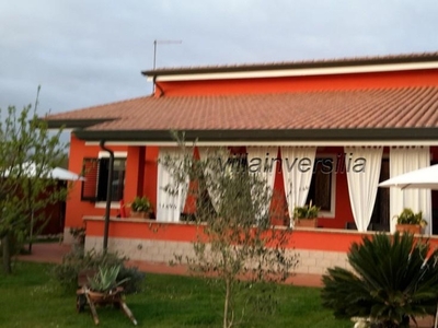 Villa a Pietrasanta, 8 locali, 3 bagni, giardino privato, posto auto