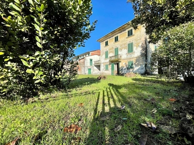 Villetta bifamiliare a Porcari, 12 locali, 2 bagni, giardino privato
