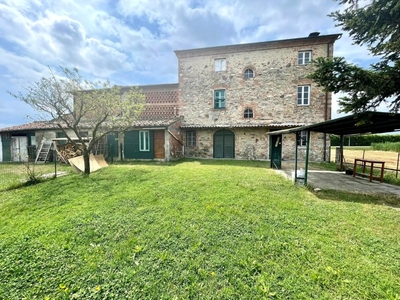 Villa a Porcari, 8 locali, 1 bagno, giardino privato, posto auto