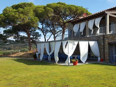 Villa a Porto Azzurro, 6 locali, 5 bagni, con box, arredato, 350 m²