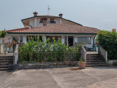 Villa a Savogna d'Isonzo, 10 locali, giardino privato, 2593 m²