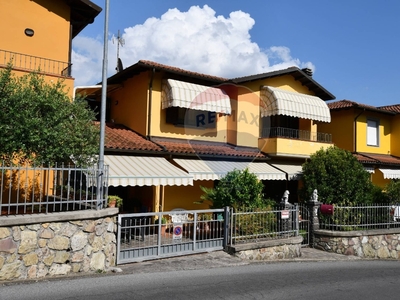 Villa a schiera a Bagni di Lucca, 7 locali, 1 bagno, giardino privato