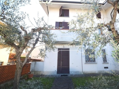 Villa a schiera a Capannori, 6 locali, 3 bagni, giardino privato