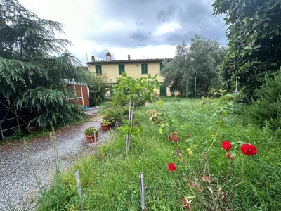 Villetta bifamiliare a Capannori, 6 locali, 3 bagni, giardino privato