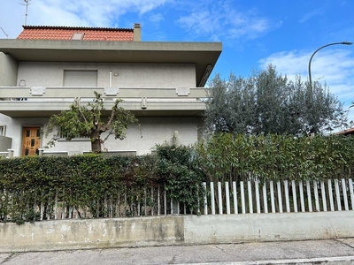 Villa a schiera a Grosseto, 7 locali, 2 bagni, giardino privato