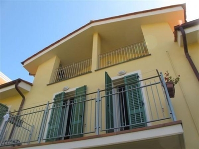 Villa a schiera a Lucca, 6 locali, 2 bagni, giardino privato, 165 m²