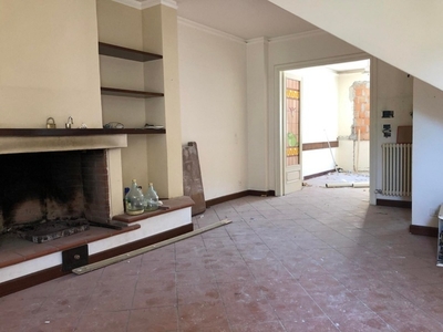 Villa a schiera a Viareggio, 7 locali, 1 bagno, garage, 170 m², camino