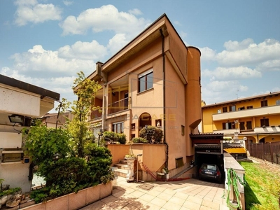 Villa a schiera in Via Andreani, Brugherio, 5 locali, 3 bagni, con box