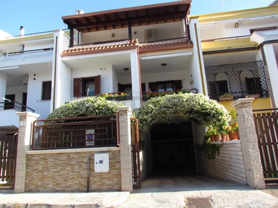 Villa a schiera in Via C. Rocci Cerasoli, Gallipoli, 14 locali, garage