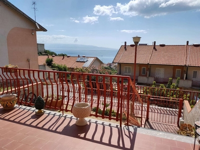 Villa a schiera in Via Caduti del Lavoro, Nizza di Sicilia, 5 locali