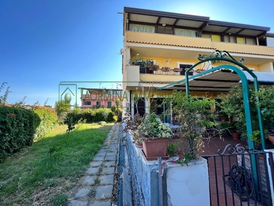 Villa a schiera in Via Don Luigi Sturzo, Giardini-Naxos, 8 locali