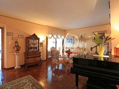 Villa a schiera in VIA IRPINIA, Grosseto, 12 locali, 3 bagni, 250 m²
