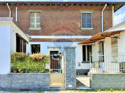 Villa a schiera in Via Rossini, Legnano, 3 locali, 2 bagni, con box