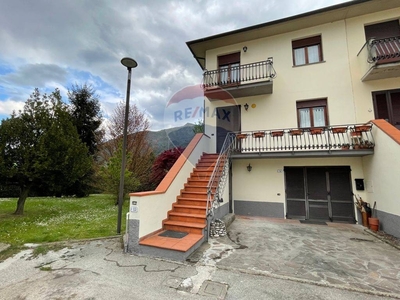 Villa a schiera in VIA SALVATORE QUASIMODO, Borgo a Mozzano, 7 locali