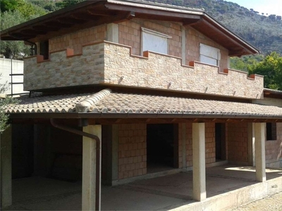 Villa a Sonnino, 3 locali, 2 bagni, 140 m², da ristrutturare