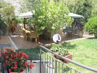 Villa a Ventimiglia, 4 locali, 2 bagni, giardino privato, posto auto