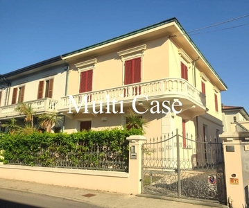 Villa a Viareggio, 12 locali, 6 bagni, con box, arredato, 350 m²