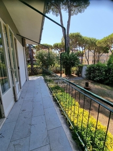 Villa a Viareggio, 5 locali, 2 bagni, giardino privato, posto auto