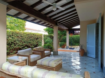Villa a Viareggio, 6 locali, 3 bagni, giardino privato, 240 m²