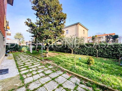 Villa bifamiliare in vendita a Modena Villanova