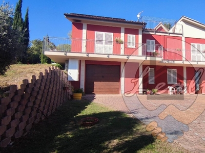 Villa in C.da vaglie, Tolentino, 7 locali, 3 bagni, giardino privato