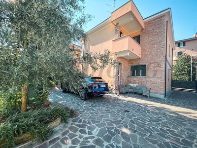 Villa in Via Amatore Sciesa, Desio, 6 locali, 3 bagni, con box, 240 m²