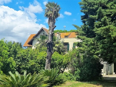 Villa in Via Cavalieri, Arnesano, 16 locali, 8 bagni, giardino privato