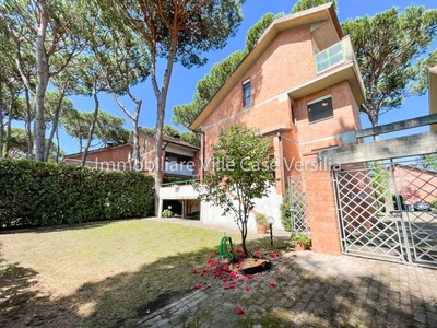 Villa in Via Cortona, Pietrasanta, 6 locali, 3 bagni, giardino privato