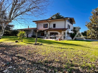 Villa in Via del Borghetto, Lucca, 8 locali, 3 bagni, giardino privato