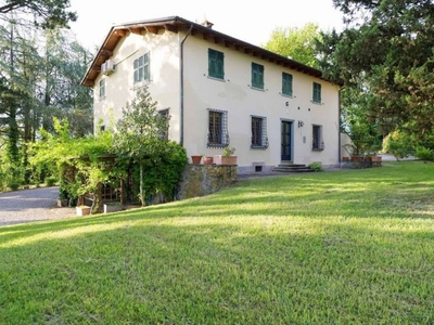 Villa in Via della chiesa Gragnano, Capannori, 10 locali, 4 bagni