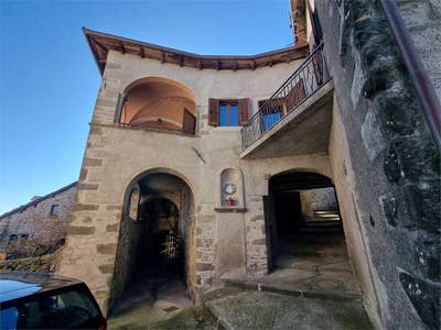 Villa in Via Delle Rondini, Castelnuovo di Garfagnana, 8 locali