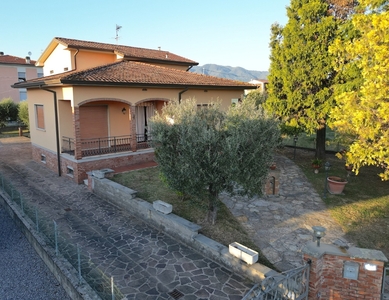 Villa in Via delle Ville Prima S.Cassiano a Vico 2915, Lucca, 5 locali