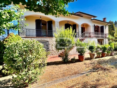 Villa in Via di Sottomonte, Capannori, 11 locali, 4 bagni, 440 m²