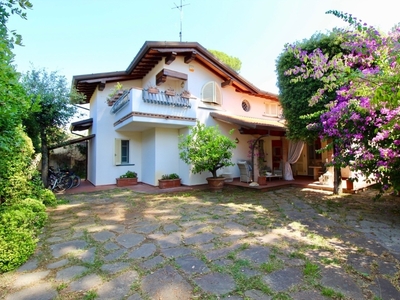 Villa in Via Duca D'Aosta, Pietrasanta, 10 locali, 5 bagni, arredato