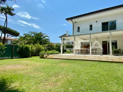 Villa in Via Duca d`Aosta, Pietrasanta, 8 locali, 7 bagni, arredato