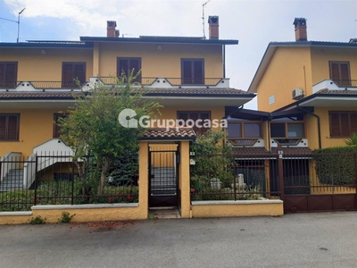 Villa in Via Falcone, Corbetta, 5 locali, 3 bagni, giardino privato