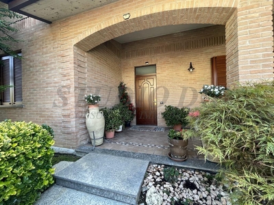 Villa in Via Marzabotto, Seveso, 5 locali, 3 bagni, con box, 245 m²