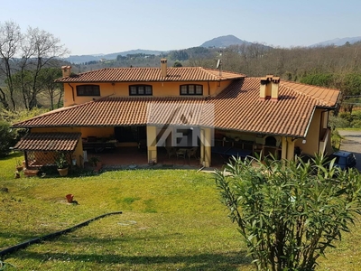 Villa in Via montebonelli, Lucca, 8 locali, 3 bagni, giardino privato