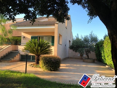 Villa in Via Peonia, Fondi, 4 locali, 2 bagni, giardino privato