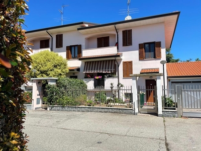 Villa in Via san giuseppe 41, Marcallo con Casone, 4 locali, 3 bagni