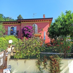 Villa quadrifamiliare a Lucca, 7 locali, 3 bagni, giardino privato