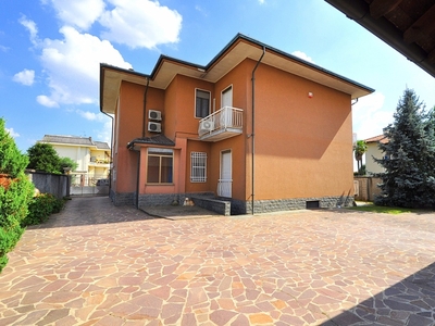 Villa singola a Inveruno, 8 locali, 2 bagni, giardino privato, 340 m²