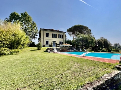 Villa singola a Lucca, 16 locali, 4 bagni, giardino privato, con box