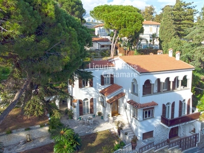 Villa singola in Via Carducci, Sanremo, 16 locali, 6 bagni, con box