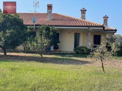 Villa singola in Via Litoranea, Latina, 10 locali, 3 bagni, con box