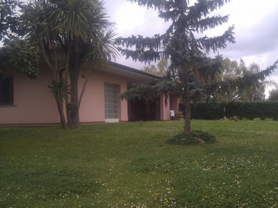 Villa singola in Via Macchia Grande, Latina, 5 locali, 3 bagni, 133 m²