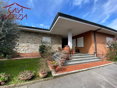 Villa singola in Via Pisana, Lucca, 6 locali, 2 bagni, con box, 210 m²